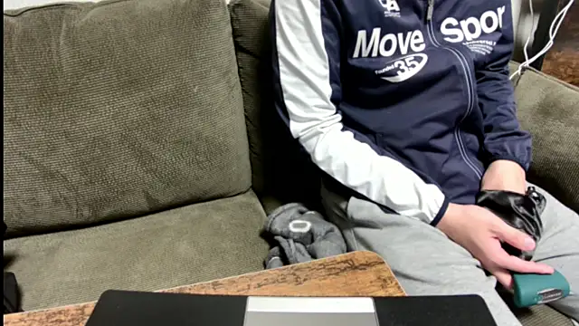 Snapshot of tuki_fu chatting on February 15, 12:33 pm tuki fu online show from February 15, 12:33 pm