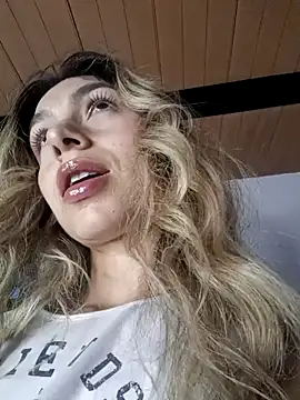 Snapshot of Karolgood3 chatting on December 13, 3:27 am Karolgood3 online show from December 13, 3:27 am