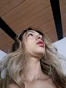 Snapshot of Karolgood3 chatting on December 22, 2:06 am Karolgood3 online show from December 22, 2:06 am