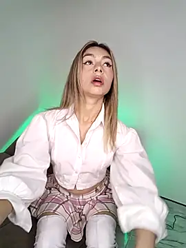 Snapshot of Karolgood3 chatting on November 8, 8:29 pm Karolgood3 online show from November 8, 8:29 pm