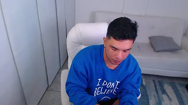 Snapshot of estebandelouis chatting on February 17, 3:20 pm estebandelouis online show from February 17, 3:20 pm