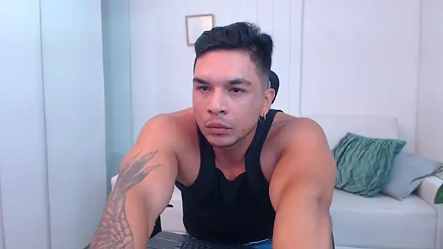 Snapshot of estebandelouis chatting on March 4, 1:28 pm estebandelouis online show from March 4, 1:28 pm