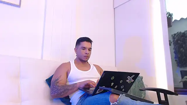 Snapshot of estebandelouis chatting on March 5, 2:34 pm estebandelouis online show from March 5, 2:34 pm