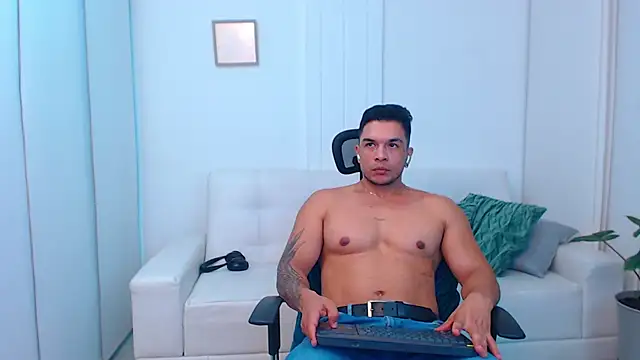 Snapshot of estebandelouis chatting on March 5, 11:16 pm estebandelouis online show from March 5, 11:16 pm