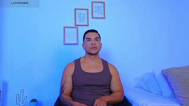 Snapshot of estebandelouis chatting on March 13, 12:56 pm estebandelouis online show from March 13, 12:56 pm