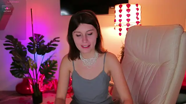 Snapshot of Hailey_Green chatting on February 14, 4:37 am Hailey Green online show from February 14, 4:37 am