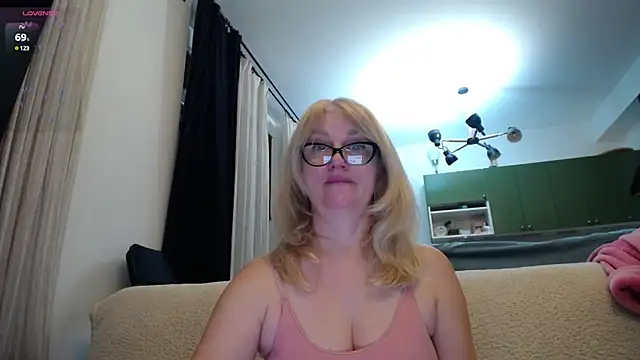 Blond Woman online show from January 17, 8:33 pm