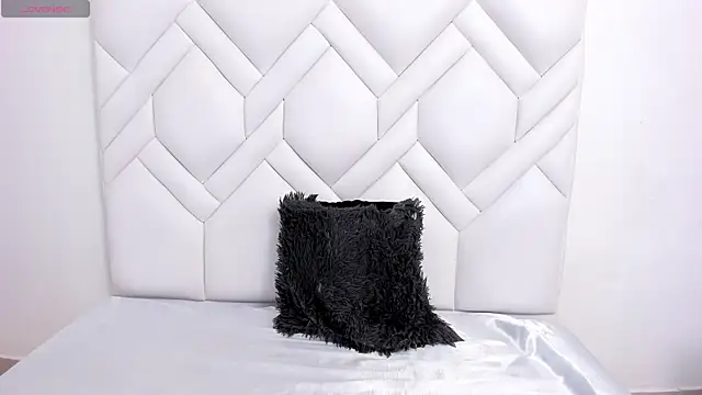 Analia18  online show from December 19, 1:18 pm