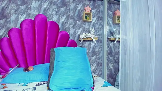 Snapshot of EMMAPARISS chatting on February 4, 6:27 pm EMMAPARISS online show from February 4, 6:27 pm