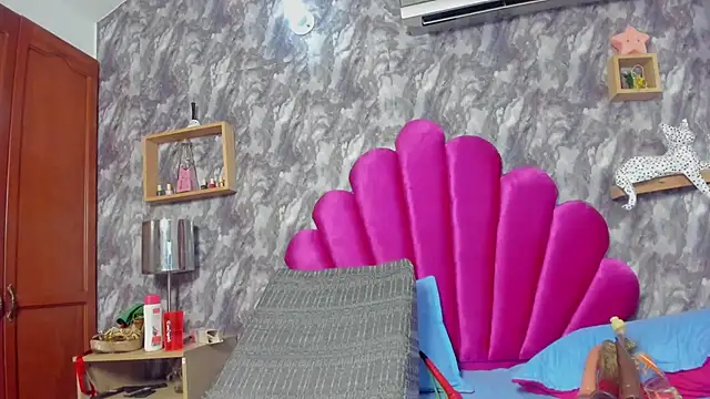 Snapshot of EMMAPARISS chatting on March 17, 9:45 pm EMMAPARISS online show from March 17, 9:45 pm