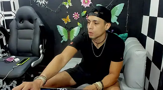 Snapshot of MikeRose94 chatting on February 9, 7:41 pm MikeRose94 online show from February 9, 7:41 pm