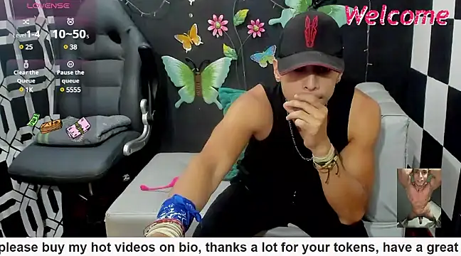 Snapshot of MikeRose94 chatting on March 3, 5:39 pm MikeRose94 online show from March 3, 5:39 pm