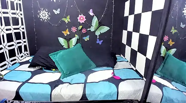 Snapshot of MikeRose94 chatting on March 12, 8:20 pm MikeRose94 online show from March 12, 8:20 pm