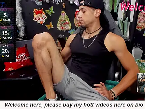 Snapshot of MikeRose94 chatting on January 12, 6:57 pm MikeRose94 online show from January 12, 6:57 pm