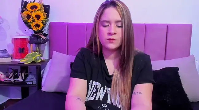 Snapshot of EmmyGray chatting on December 10, 6:33 am EmmyGray online show from December 10, 6:33 am