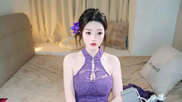 Snapshot of Eimile chatting on March 10, 2:59 pm Eimile online show from March 10, 2:59 pm