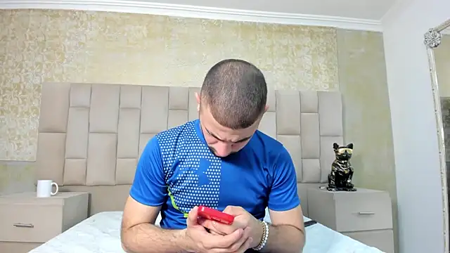 Snapshot of MaximusDick1_ chatting on October 27, 4:05 am MaximusDick1 online show from October 27, 4:05 am