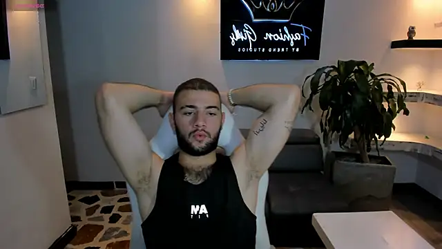 Snapshot of MaximusDick1_ chatting on November 6, 3:40 am MaximusDick1 online show from November 6, 3:40 am