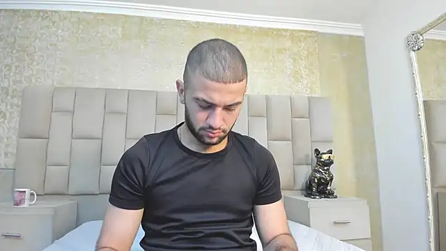 Snapshot of MaximusDick1_ chatting on November 13, 4:33 am MaximusDick1 online show from November 13, 4:33 am