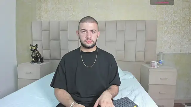 Snapshot of MaximusDick1_ chatting on November 14, 4:11 am MaximusDick1 online show from November 14, 4:11 am