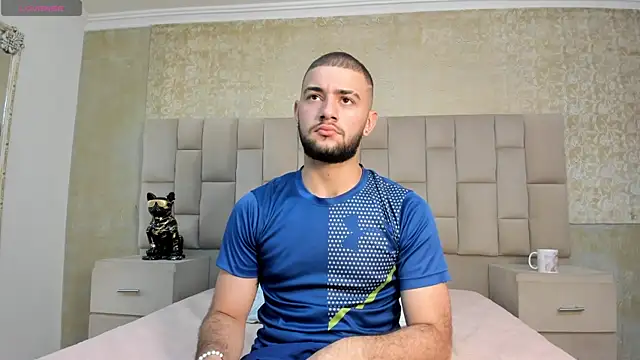 Snapshot of MaximusDick1_ chatting on November 22, 4:22 am MaximusDick1 online show from November 22, 4:22 am