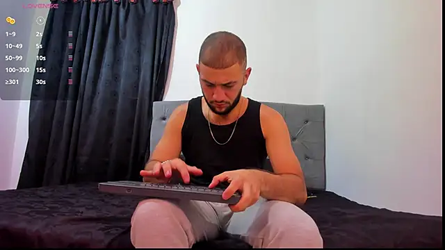 Snapshot of MaximusDick1_ chatting on December 3, 4:09 am MaximusDick1 online show from December 3, 4:09 am