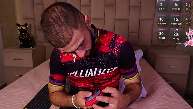 Snapshot of MaximusDick1_ chatting on December 4, 5:06 am MaximusDick1 online show from December 4, 5:06 am