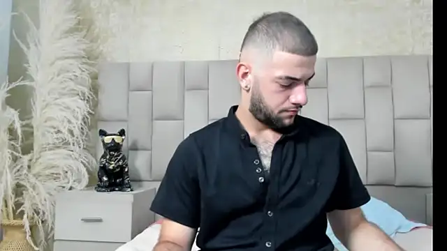 Snapshot of MaximusDick1_ chatting on December 17, 4:07 am MaximusDick1 online show from December 17, 4:07 am