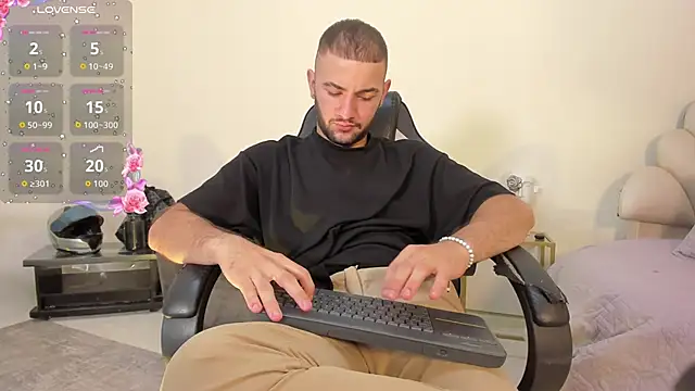 Snapshot of MaximusDick1_ chatting on June 27, 12:10 pm MaximusDick1 online show from June 27, 12:10 pm