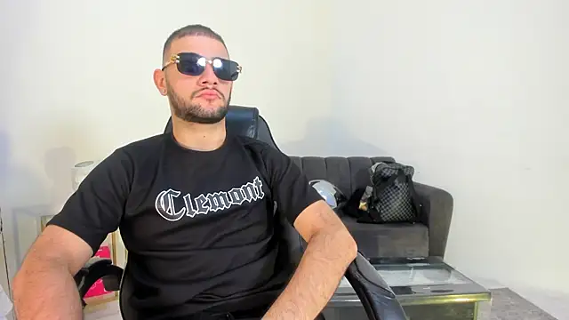 Snapshot of MaximusDick1_ chatting on July 26, 12:12 pm MaximusDick1 online show from July 26, 12:12 pm
