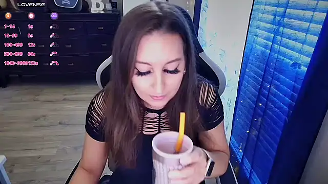 Snapshot of Brooklyn_Bee chatting on October 31, 7:59 pm Brooklyn Bee online show from October 31, 7:59 pm