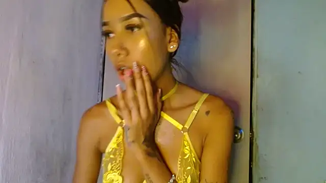 Snapshot of dulcelatina222 chatting on March 20, 5:12 am dulcelatina222 online show from March 20, 5:12 am