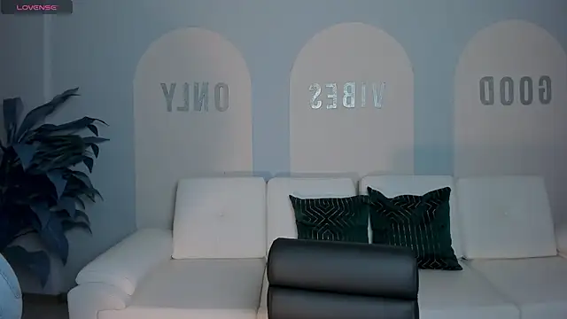 Snapshot of ValeriaRoldanX chatting on June 25, 11:37 am ValeriaRoldanX online show from June 25, 11:37 am