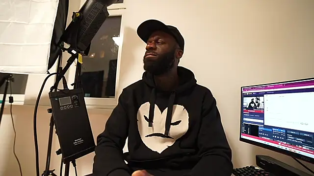 MacTroy online show from December 4, 3:43 pm