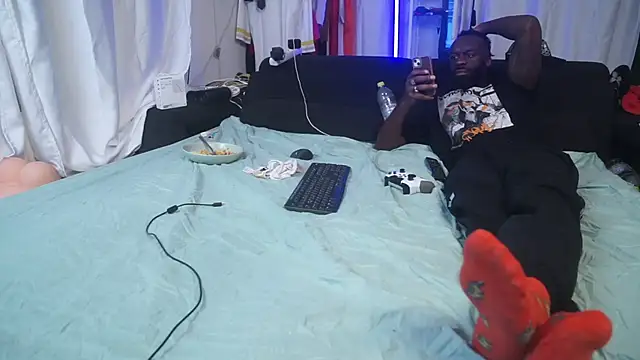 MacTroy online show from November 5, 6:30 pm