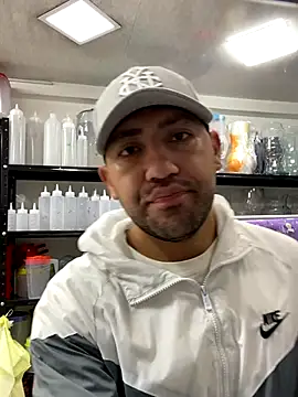 JuanZapata33 online show from November 25, 7:25 pm