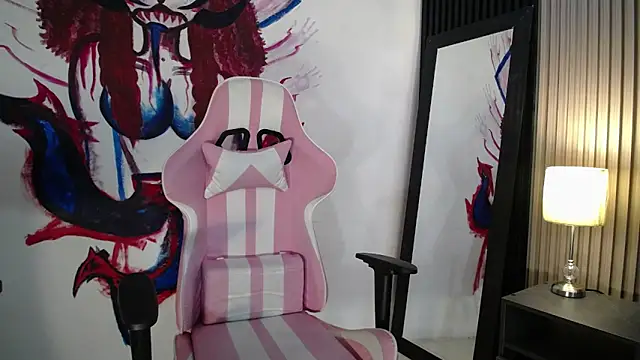 Snapshot of kittyhouse_hs chatting on June 18, 8:24 pm kittyhouse hs online show from June 18, 8:24 pm
