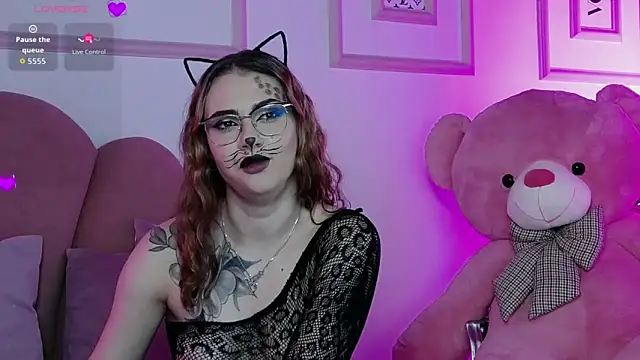 Abby  White online show from October 31, 5:25 pm