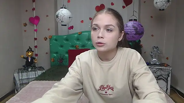 LaraPika online show from November 4, 6:07 pm