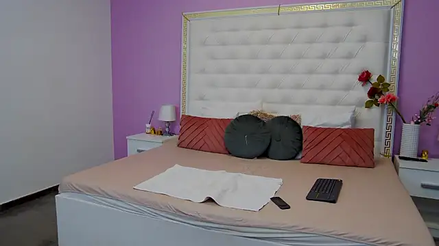 Snapshot of Lenna_Paul chatting on February 13, 2:56 am Lenna Paul online show from February 13, 2:56 am