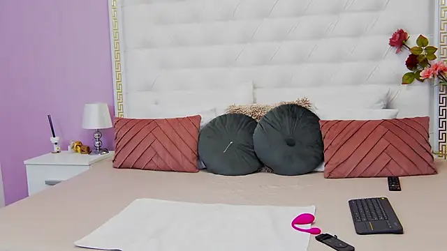 Snapshot of Lenna_Paul chatting on March 3, 5:31 am Lenna Paul online show from March 3, 5:31 am