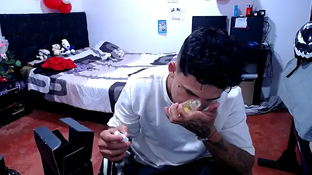 Snapshot of freddy_romas chatting on May 15, 11:01 pm freddy romas online show from May 15, 11:01 pm