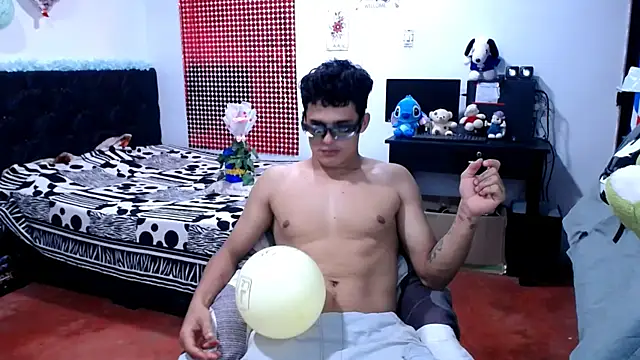 Snapshot of freddy_romas chatting on July 16, 12:16 am freddy romas online show from July 16, 12:16 am