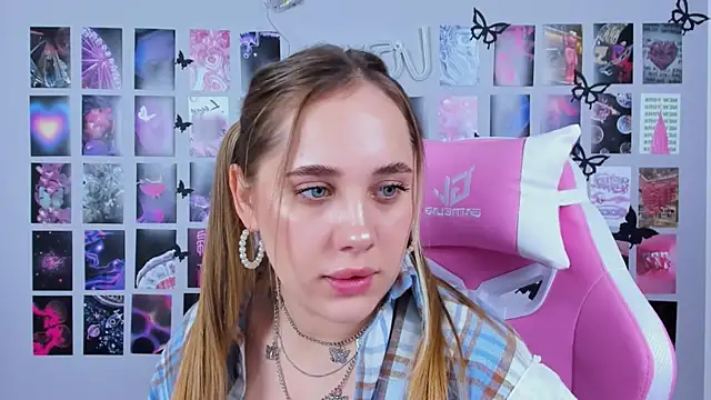 Snapshot of MiaMilas chatting on February 20, 11:20 am MiaMilas online show from February 20, 11:20 am