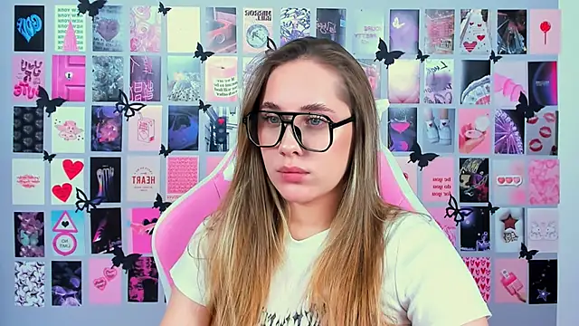 Snapshot of MiaMilas chatting on March 20, 8:09 am MiaMilas online show from March 20, 8:09 am