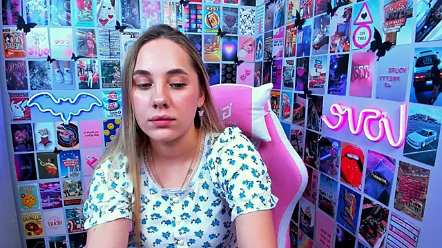 Snapshot of MiaMilas chatting on October 6, 9:07 am MiaMilas online show from October 6, 9:07 am