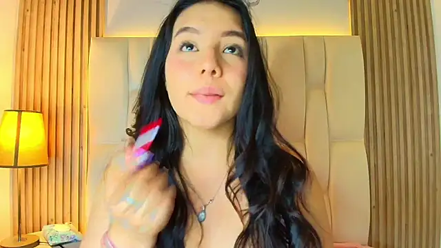 Snapshot of Emily_Trujillo chatting on May 25, 8:15 pm Emily Trujillo online show from May 25, 8:15 pm