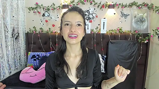 Snapshot of HottCandy21 chatting on February 24, 7:19 pm HottCandy21 online show from February 24, 7:19 pm