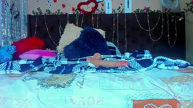 Snapshot of HottCandy21 chatting on February 25, 9:57 pm HottCandy21 online show from February 25, 9:57 pm