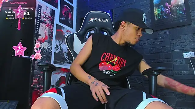 Snapshot of Romancartier_1 chatting on December 19, 6:20 am Romancartier 1 online show from December 19, 6:20 am